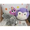 Image 1 : BOX WITH 3 PLUSH TOYS/PILLOWS