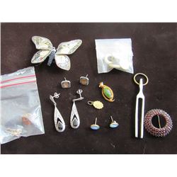 BAG WITH EARRINGS, BROOCHES, LAPEL PINS, PENDANT, ETC