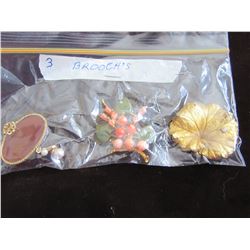 BAG WITH 3 ASSORTED BROOCHES