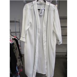 LADIES WHITE ROBE RV $89 SIZE UNKNOWN