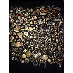 Bits and Pieces of Gold Costume Jewelry (500+ pieces)  (110378)