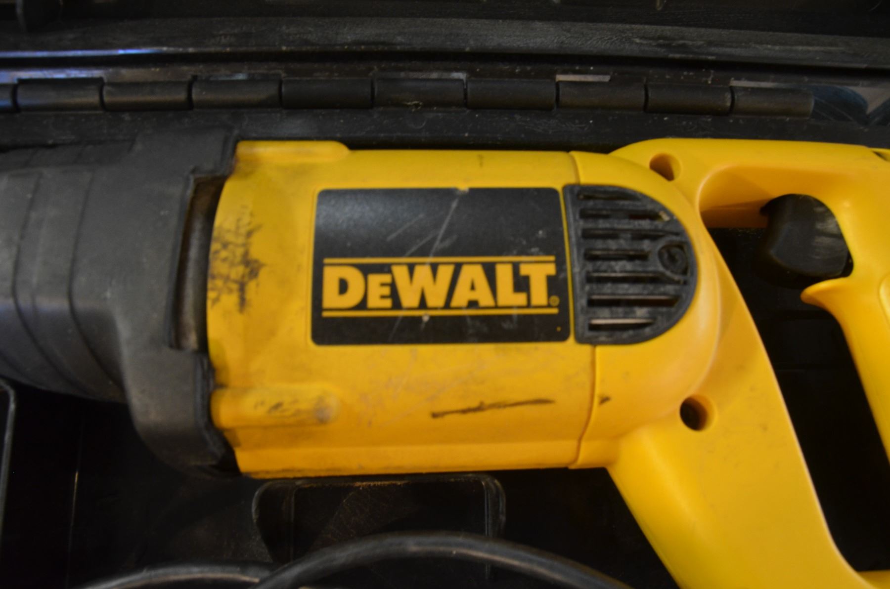 Dewalt Reciprocating Saw w/ Extra Blades, Manuel & Case