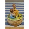 Image 5 : Vintage Josef Original 5" Little Green Apples Music Box Figurine