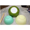 Image 3 : Pyrex 404 Verde and Fire King Mixing Bowls