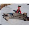 Image 2 : 3 Misc Jacks: floor jack (no handle), 3 ton Hydraulic, 2 ton Axle Stand