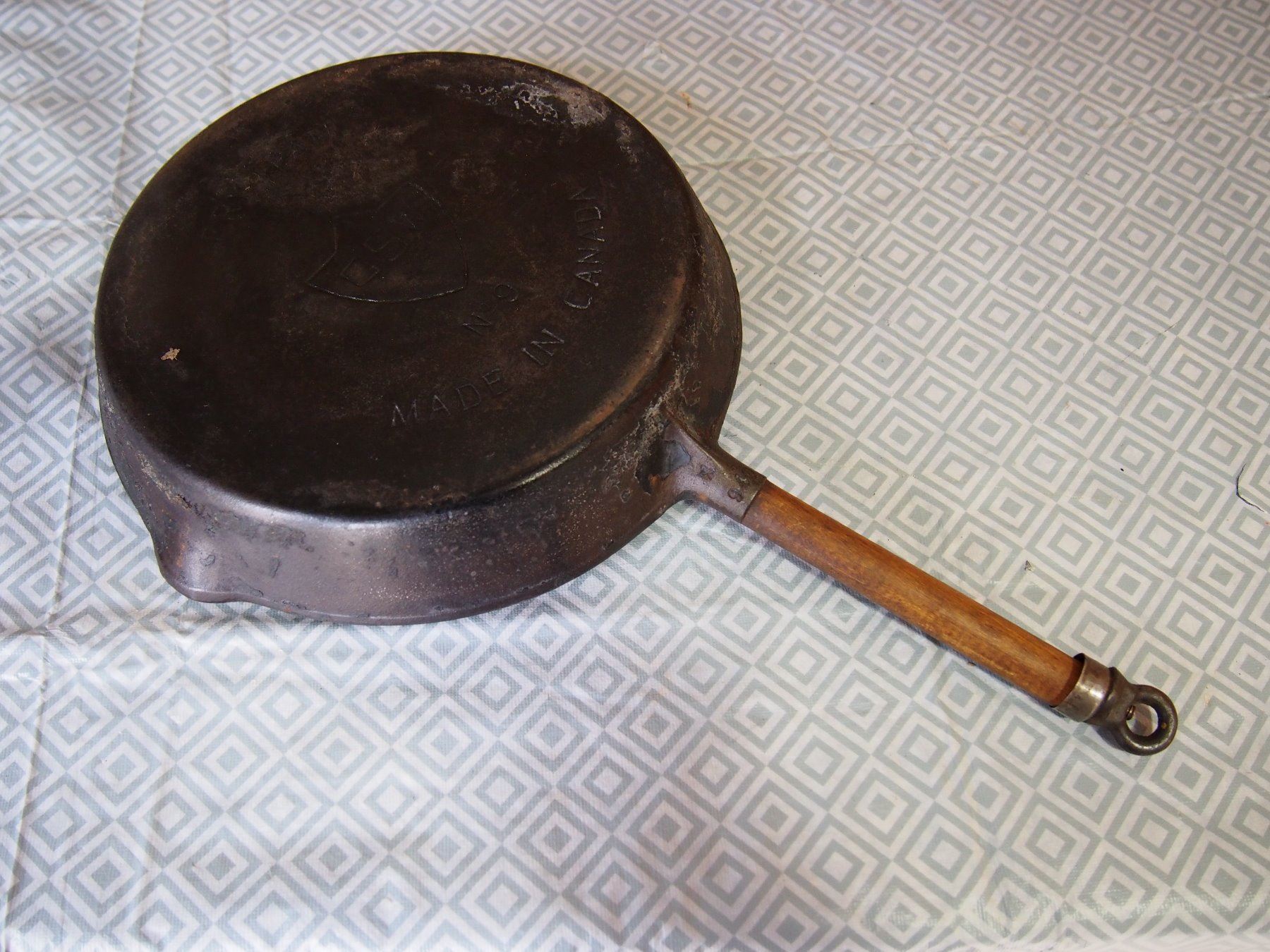 Cast Iron GSW No9 FryPan with Wooden Handle Bodnarus Auctioneering