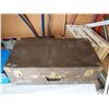Image 3 : 1 Suitcase and 1 Metal Trunk