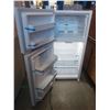 Image 2 : FRIGIDAIRE TOP AND BOTTOM FRIDGE/FREEZER MODEL FFHT1425VW (SCRATCH/DENT)