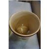 Image 2 : 2 VINTAGE MEDALTA CROCKS - 1 LID