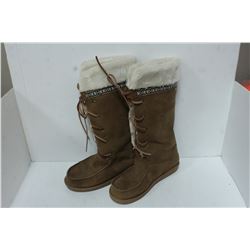 PAIR OF PLUSH FAUX SUEDE WINTER BOOTS -