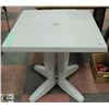 Image 1 : SMALL SQUARE PLASTIC PATIO TABLE 27 X 27 X 28"