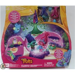 SEALED TROLLS CELEBRATE POPPYS CORONATION