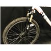 Image 2 : WHITE DIAMONDBACK DIRT JUMPING BIKE, NO FRONT OR REAR DERAILLEURS, SHIFTERS, OR BRAKES, LOOSE