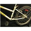 Image 2 : YELLOW AND WHITE RALEIGH HOTFOOT 15 SPEED KIDS MOUNTAIN BIKE