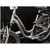 Image 2 : GREY TREK NAVIGATOR 2.0 21 SPEED FRONT SUSPENSION HYBRID CRUISER BIKE, 13.4"/34CM FRAME SIZE