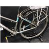 Image 2 : GREY DEVINCI ST-TROPEZ 24 SPEED HYBRID TRAIL BIKE, MEDIUM FRAME SIZE