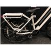 Image 8 : WHITE SURFACE604 ROOK 8 SPEED ELECTRIC ASSIST FRONT SUSPENSION CRUISER BIKE WITH FRONT AND REAR