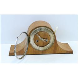 VINTAGE WIND UP MANTLE CLOCK.