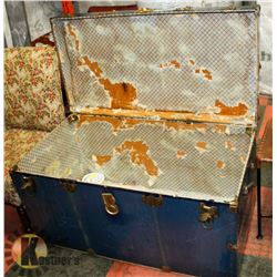 BLUE VINTAGE STEAMER TRUNK, 40 X 21 X 22