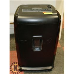 STAPLES PAPER SHREDDER, ON WHEELS, 15 SHEET CROSS CUT