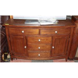 BROWN DRESSER W/ 2 DOORS & 4 DRAWERS.