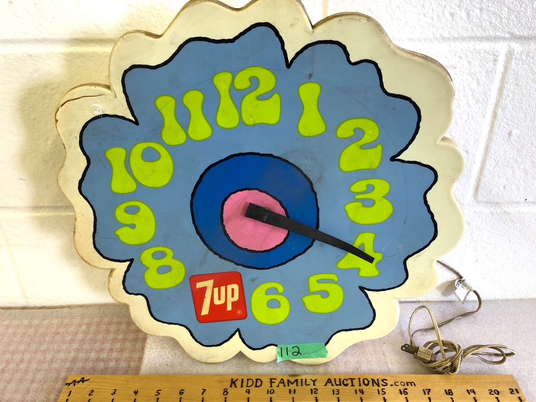 7-UP 'FLOWER POWER' PLASTIC CLOCK