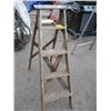 Image 1 : 4 FT. WOODEN FOLDING STEP LADDER