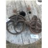 Image 1 : 2 WELL PULLEYS 9" & 5"