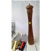 Image 2 : LOT OF KITCHEN UTENSILS & XL PEPPER GRINDER