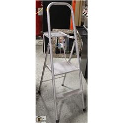 ALUMINUM FOLDING 3FT STEP LADDER.