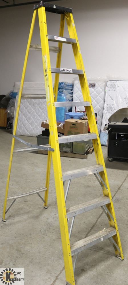 KELLER FIBERGLASS 8FT STEP LADDER.