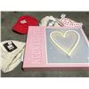 Image 1 : LITTLE LOVELY NEON LIGHTS "HEART" - YELLOW - SIGN & 4 ASSTD CHILDS HATS - C
