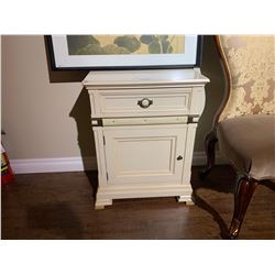 WHITE SINGLE DRAWER SINGLE DOOR LEATHER INLAY SIDE TABLE (DAMAGE ON CORNER)