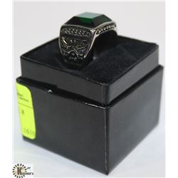GREEN STONE MENS RING - SIZE 8