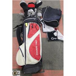 SET OF GOLF CLUBS.