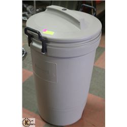 RUBBERMAID ROUGHNECK 121 L CONTAINER.