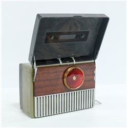 1940S RCA BAKELITE PORTABLE RADIO