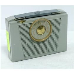 1950S RCA PORTABLE RADIO, GREY