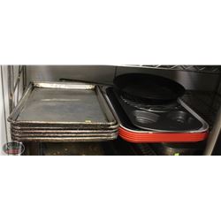 LOCATION #1. LOT OF 4 HALF SIZE BUN PANS W/ 1 ODD SIZE BUN PAN
