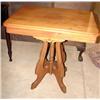 Image 1 : VICTORIAN WALNUT LAMP TABLE