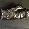 Image 4 : MIKE TYSON SIGNED BLACK EVERLAST BOXING GLOVE (FITERMAN SPORTS HOLOGRAM)