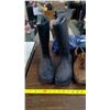 Image 3 : SIZE 9 RUBBER BOOTS, SHOES AND DOUBLE AIR MATTRESS