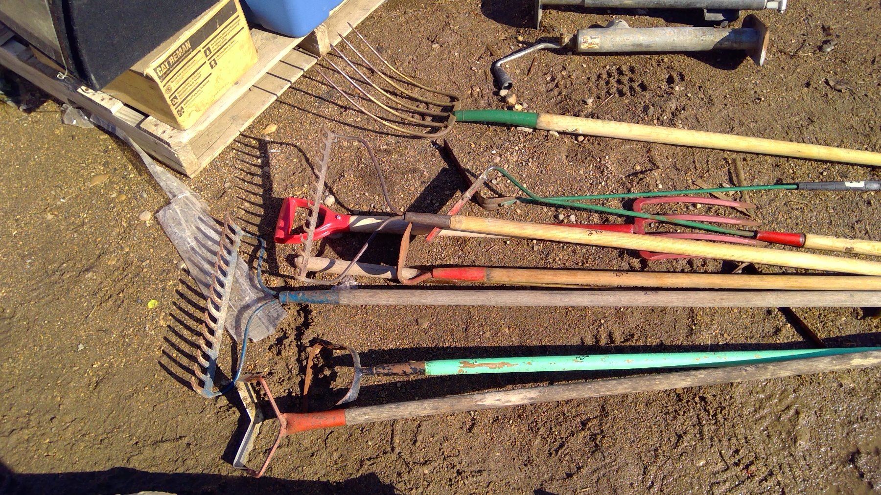 LOT OF ASSORTED GARDEN TOOLS
