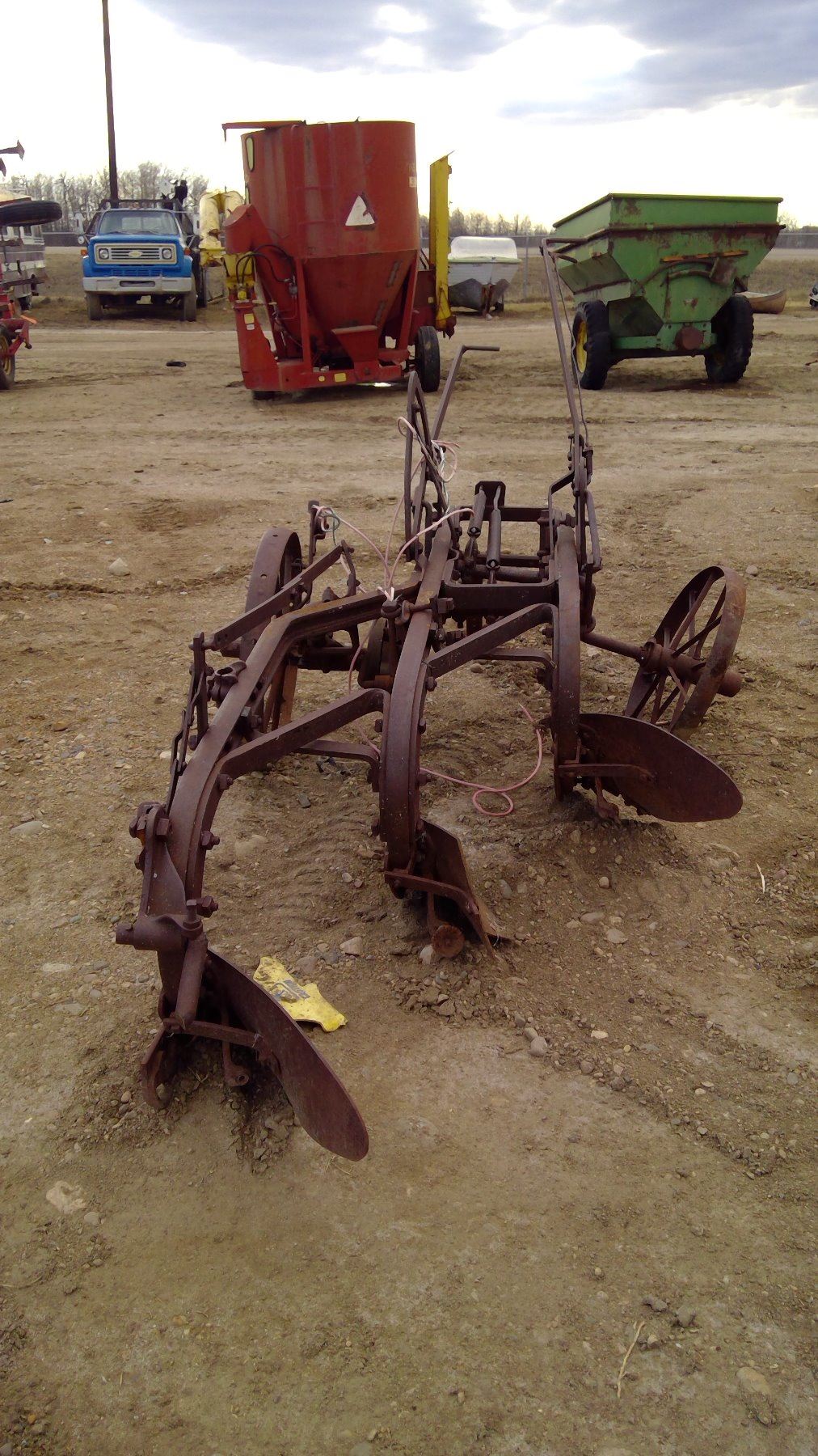ANTIQUE 3BOTTOM PLOW