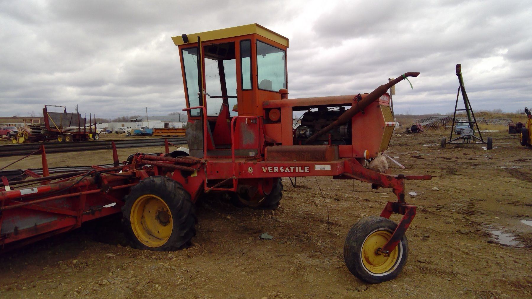 VERSATILE 400 SELF PROPELLED SWATHER 20 FEET