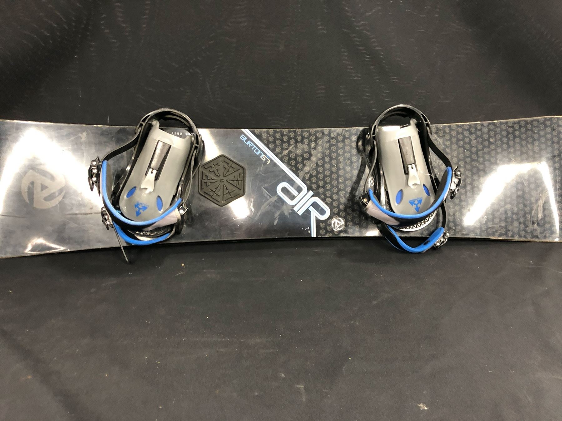 burton air 57 snowboard Women's Feelgood Flying V 2026 149 All Mountain Snowboard Burton Flight Attendant Snowboard -