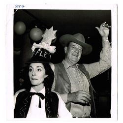 JOHN WAYNE AND WIFE PILAR PALLETE. VINTAGE PHOTO.