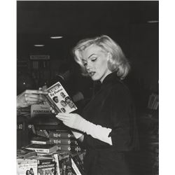 ANDRE DE DIENES, MARILYN MONROE, 1953 IN BOOK STORE.