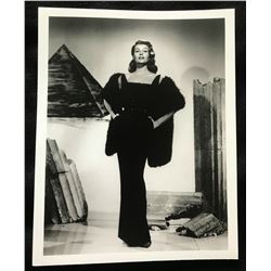 RITA HAYWORTH (1918-1987) - KEYSTONE PRESS AGENCY PHOTO.