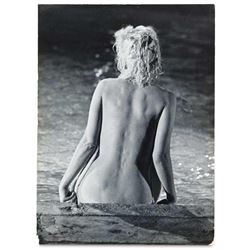 LAWRENCE SCHILLER - Marilyn Monroe in the swimming pool on the set of Something's Got to Give, 1962